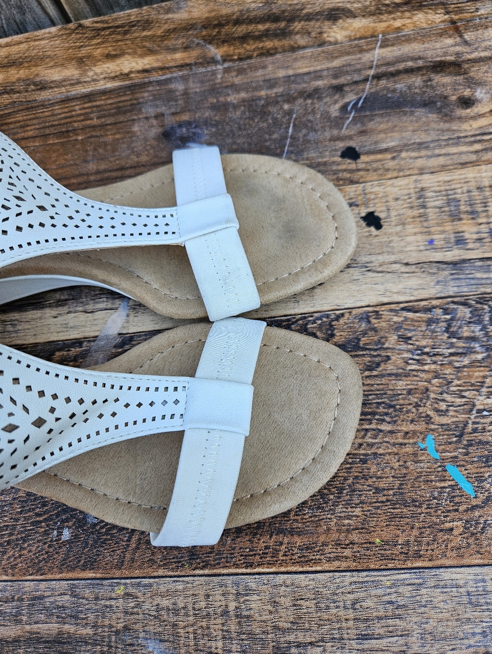 Women’s White Laser-Cut T-Strap Sandals Size 7M - Picture 16 of 16
